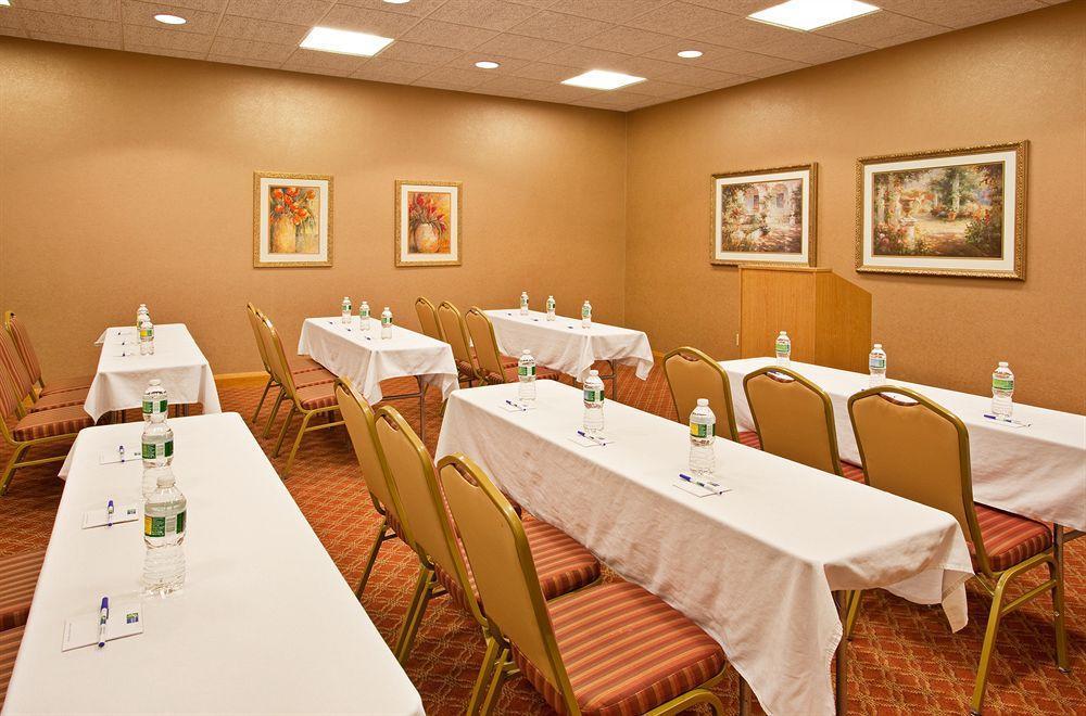 Holiday Inn Express & Suites Johnstown By Ihg Екстериор снимка