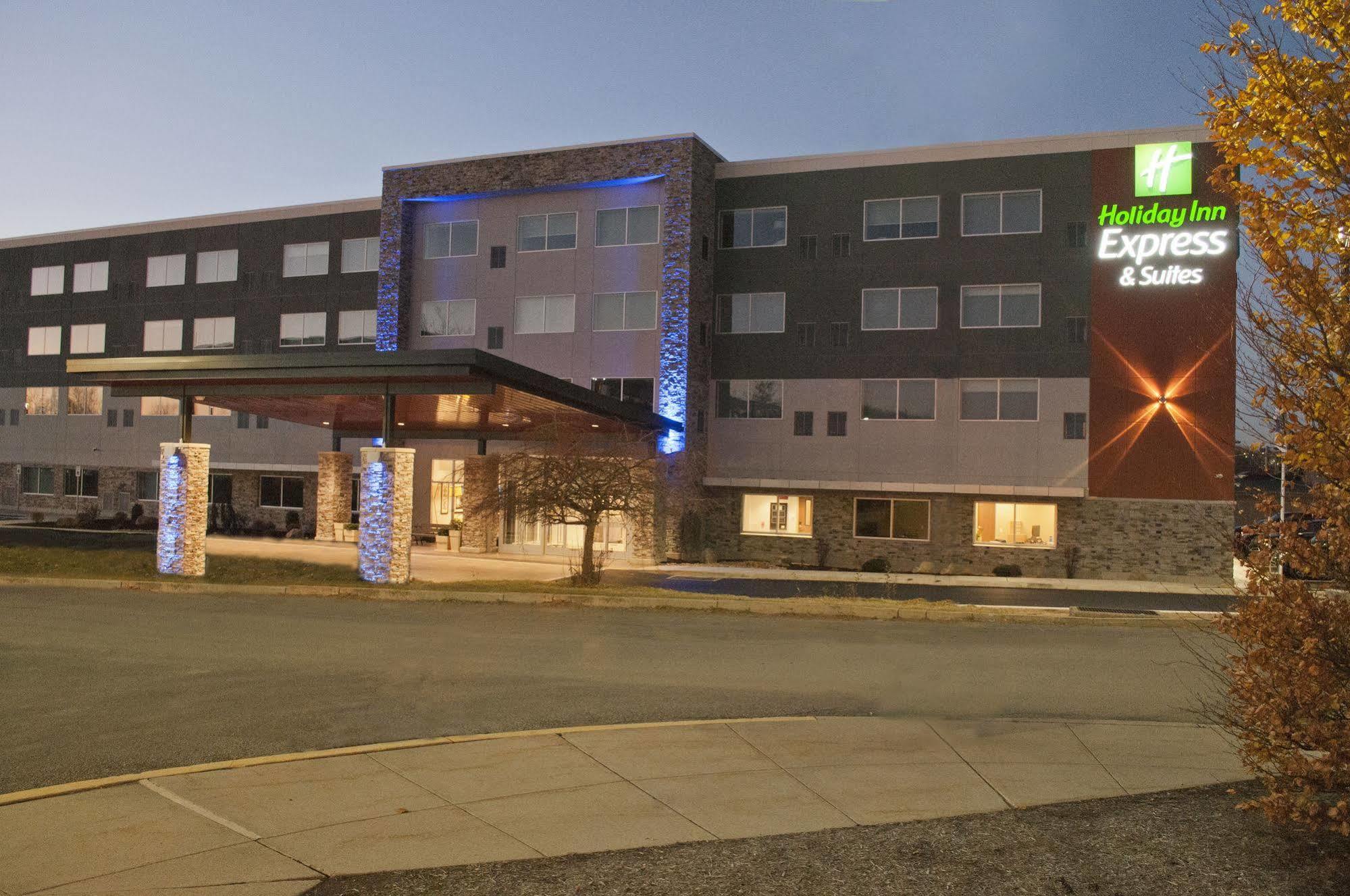 Holiday Inn Express & Suites Johnstown By Ihg Екстериор снимка