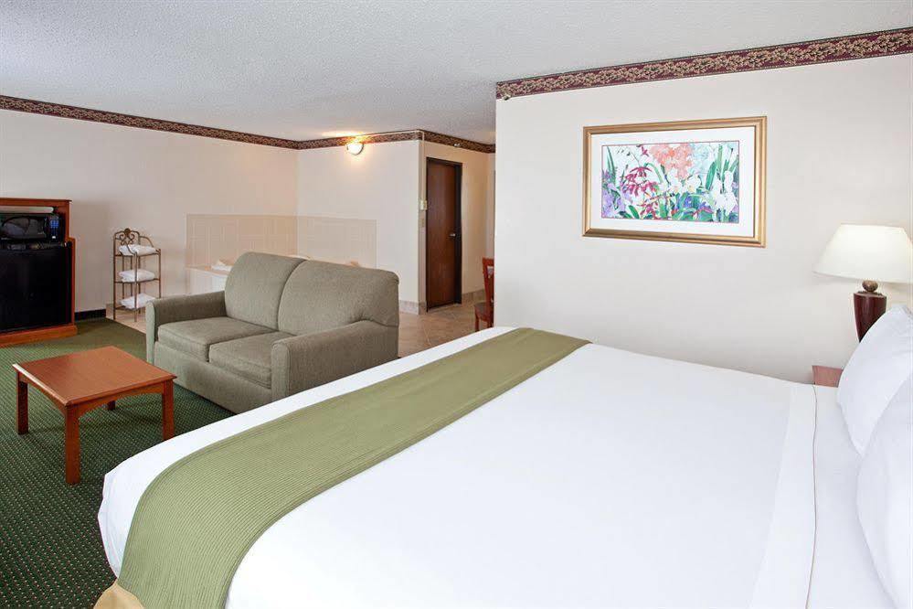 Holiday Inn Express & Suites Johnstown By Ihg Екстериор снимка