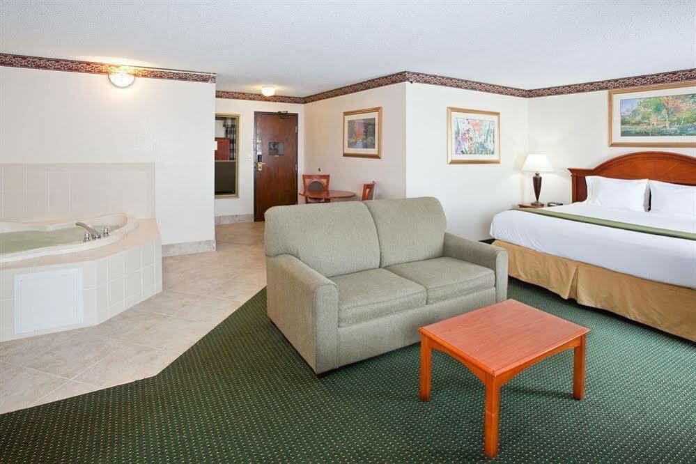 Holiday Inn Express & Suites Johnstown By Ihg Екстериор снимка