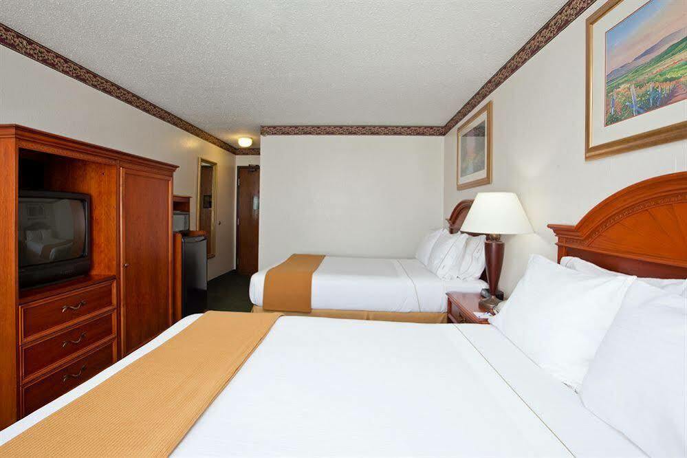 Holiday Inn Express & Suites Johnstown By Ihg Екстериор снимка