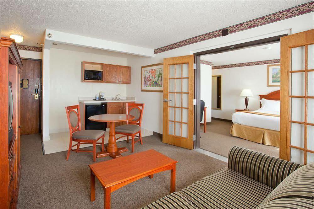 Holiday Inn Express & Suites Johnstown By Ihg Екстериор снимка