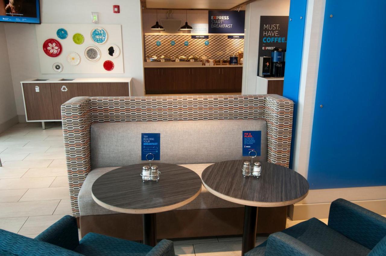 Holiday Inn Express & Suites Johnstown By Ihg Екстериор снимка